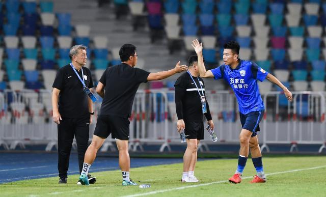 爱游戏网页-干掉广州队结束9轮不胜!保级6分之战沧州不脚软