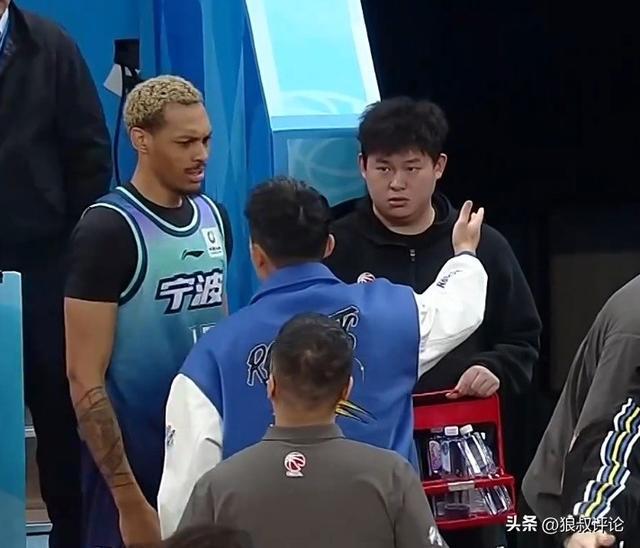 CBA历史罕见一幕!贝兹利临场边顶撞总经理刘家成 赛后直接被解雇